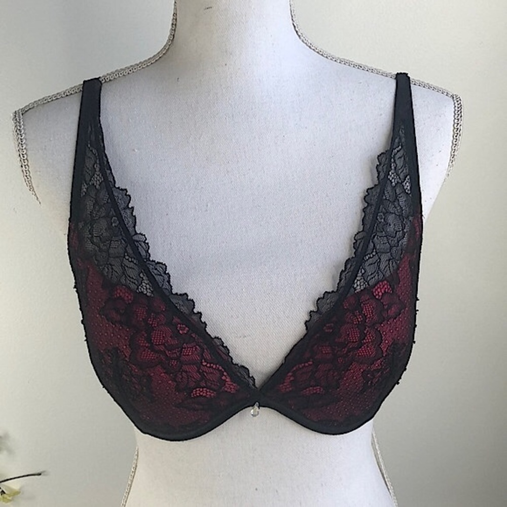 Victoria’s Secret black lace underwire bra
